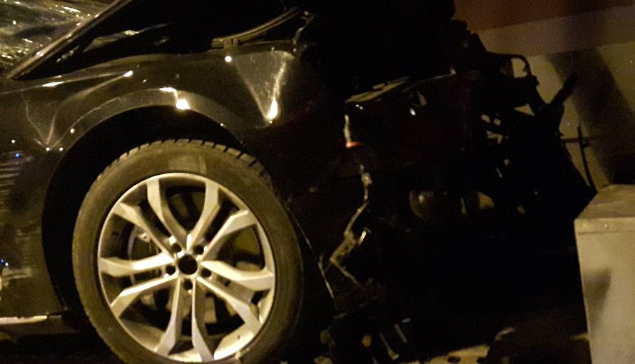 Demolirao Audi: Pijani vozač autom probio betonsku ogradu