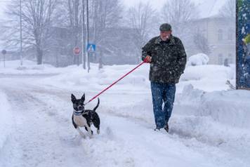 Korenica: Jako snje&zcaron;no nevrijeme stvorilo velike probleme u prometu