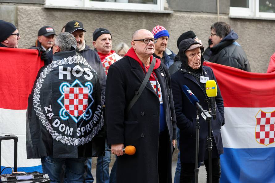 Prosvjednici  su stigli pred stan Tomislava Tomaševića i najavili  da će pjevati Thompsonove pjesme 