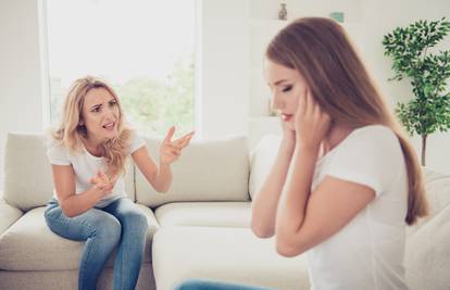 Kći ili sin su u pubertetu, mama u menopauzi: Kako se nositi s 'ratnim' uvjetima u kući?