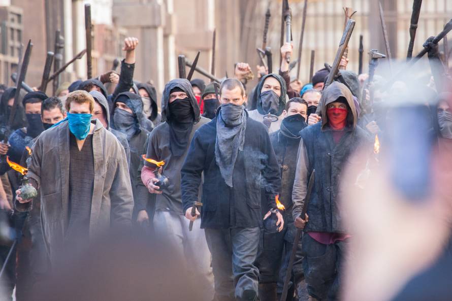 'Ukazao' se na setu: Dornan se pokušao 'sakriti' ispod marame