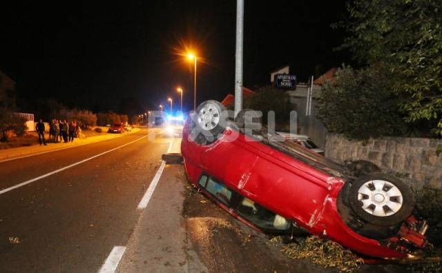 Izletio s ceste, prevrnuo se na krov i pokosio nekoliko maslina