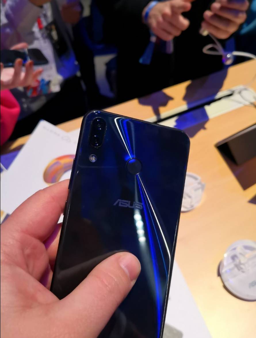 Ma neeeee, uopće nisu slični...: Zenfone 5 je iPhone X za 'siću'