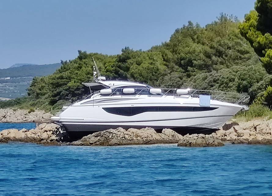 Jahta duga 11 metara cijela se nasukala na Krku: 'To izgleda nadrealno, potpuno na suhom'