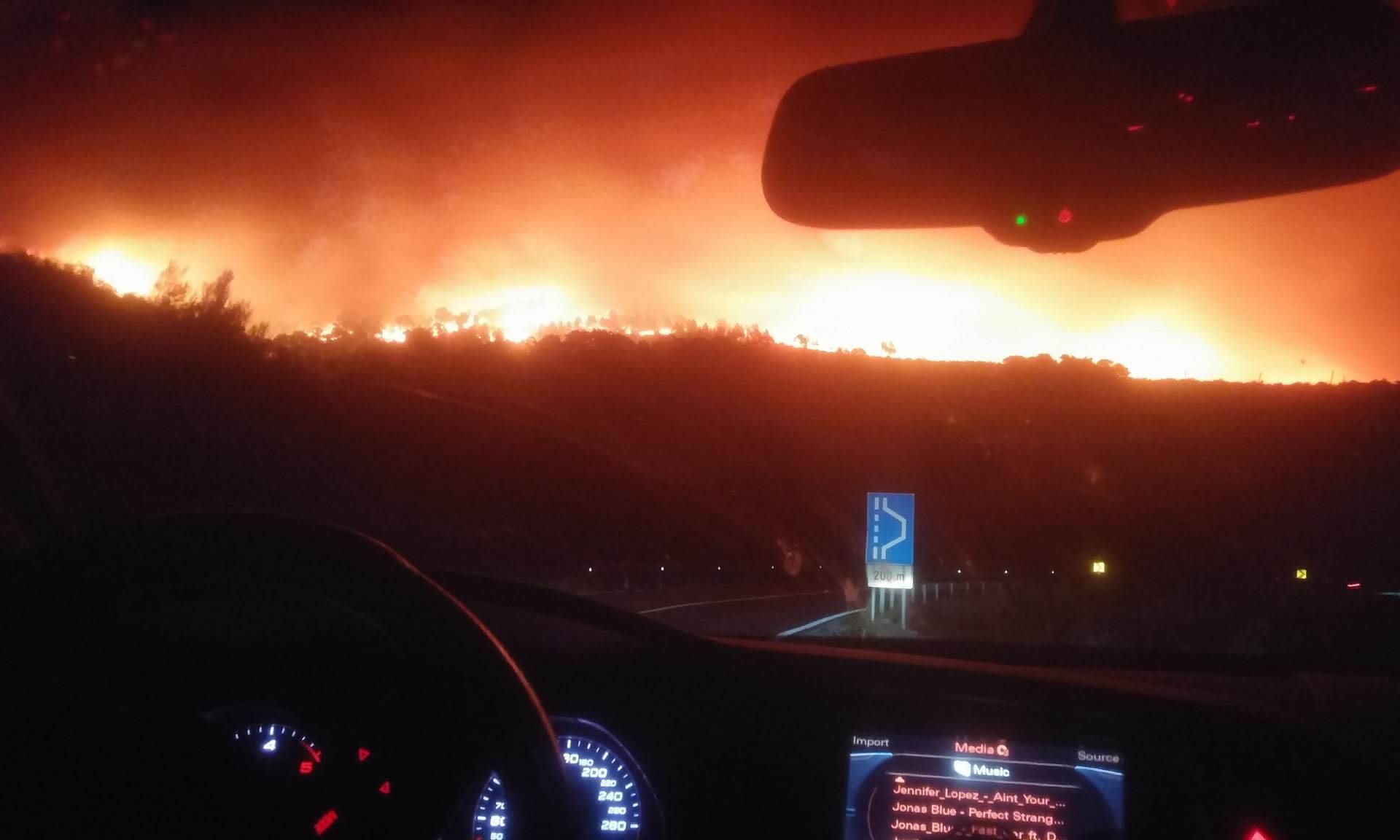 Kanader pomaže u gašenju, u Makarsku stiže i 150 vojnika