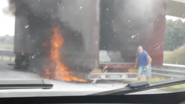 Kamion je gorio kod Gradiške: 'Ništa se od dima nije vidjelo'