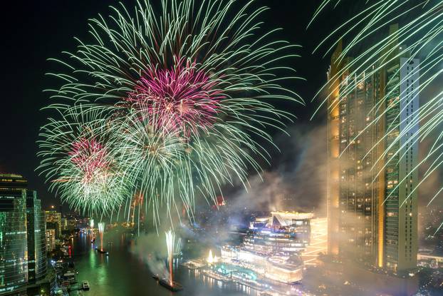 Thailand welcomes New Year with fireworks display