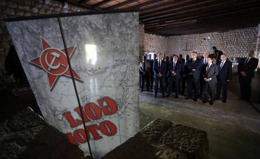 Premijer Plenković na Golom otoku odao počast žrtvama totalitarnih i autoritarnih režima