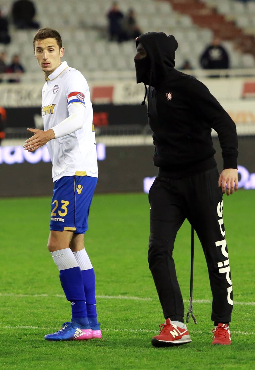 Huligan koji je uletio sa šipkom u teren dobio 15 dana pritvora!