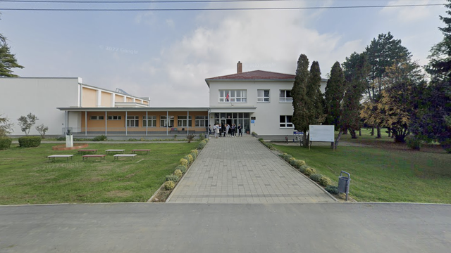 Evakuirali školu u Drnju: Nije curio plin, učenik aktivirao 'suzavac'. Nastala prava drama