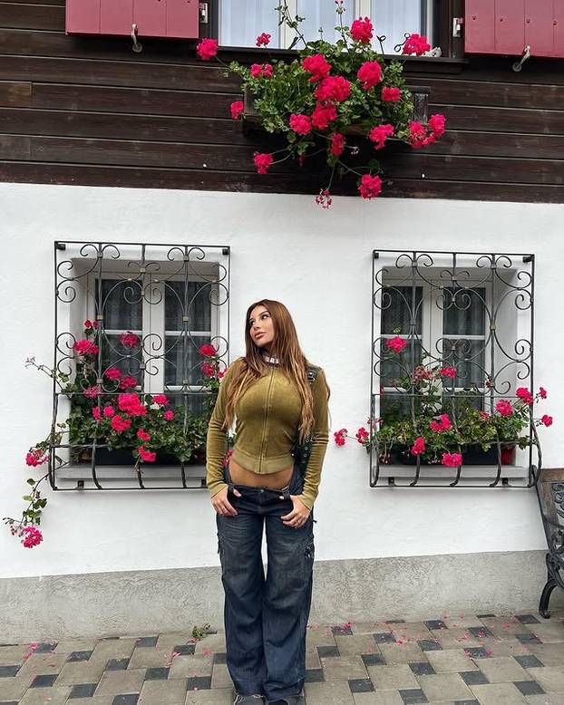 FOTO 'Nije lako imati velike grudi – žene su ljubomorne i ostavljaju zlobne komentare'