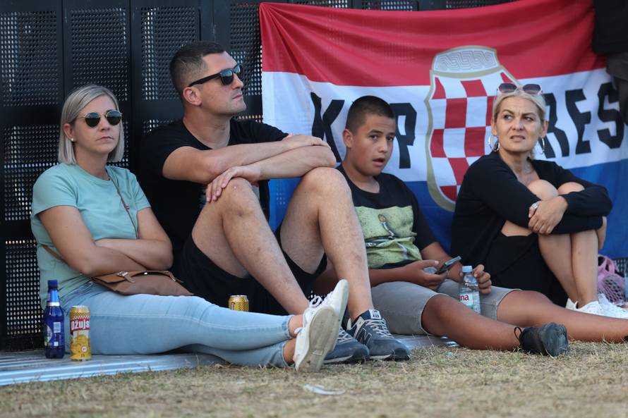 Sinj: Thompsonovi obožavatelji čekaju početak koncerta na hipodromu