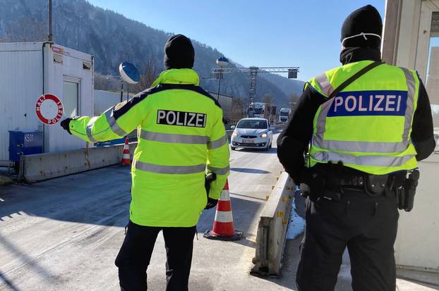 German police carries out controls on border with Austria