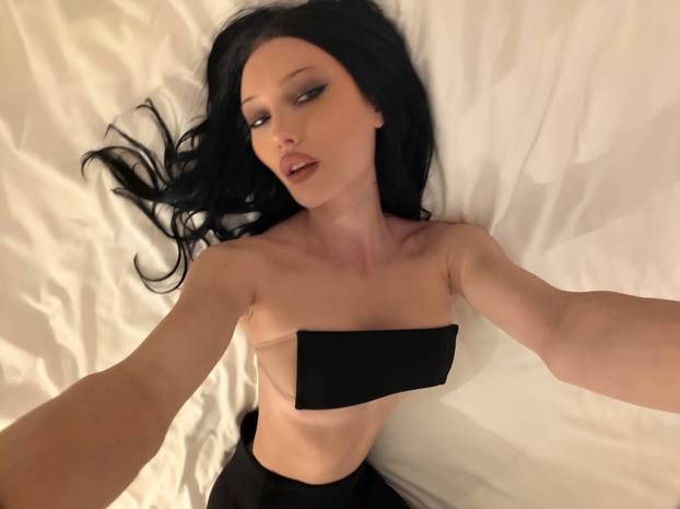FOTO Ovo je nova cura Orlanda Blooma? Voli pokazivati grudi, svi kažu da liči na Katy Perry