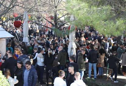 Šibenik: Brojni građani na Badnjak uživali u koncertu grupe Fenix