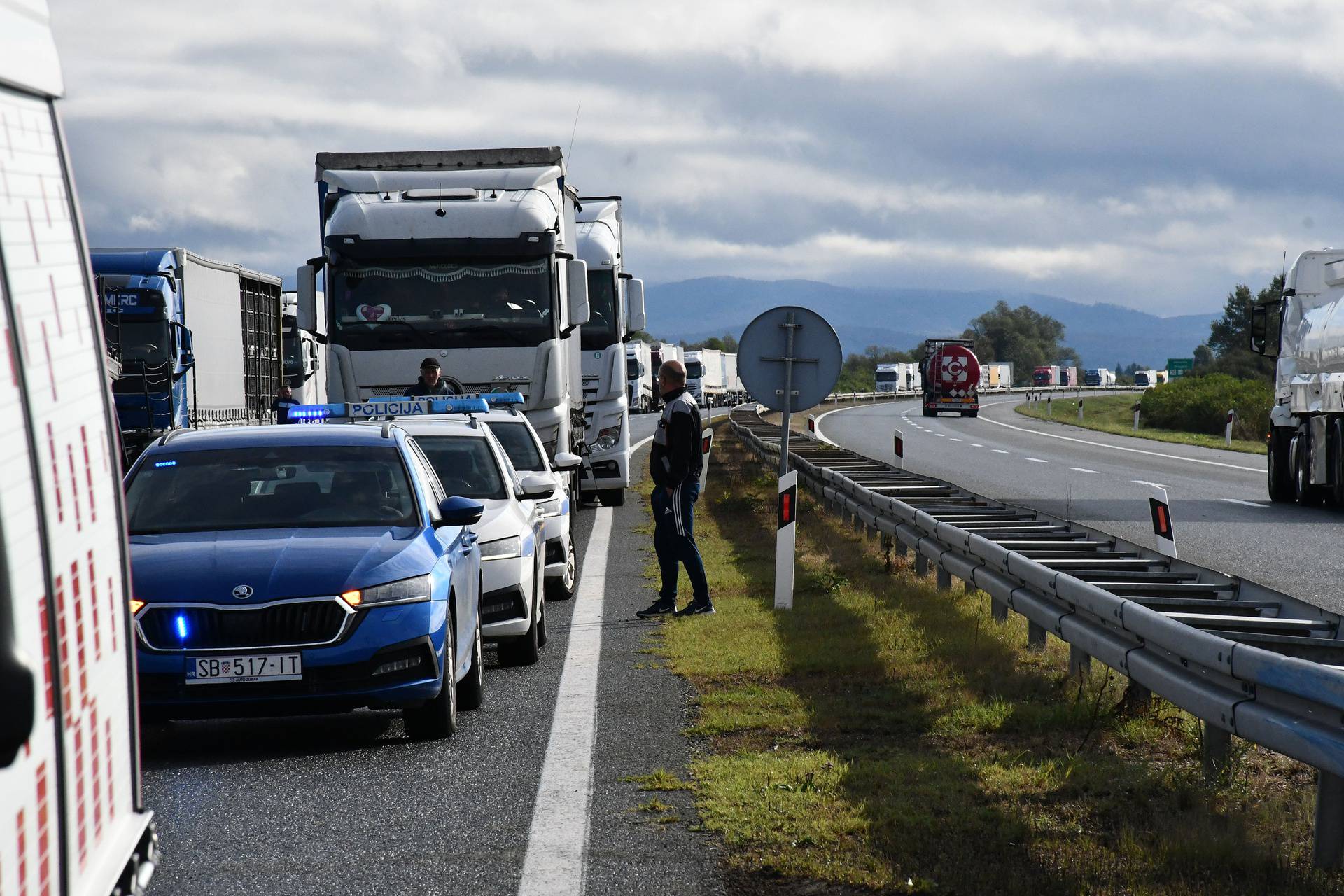 Policija objavila detalje užasa na A3. Neslužbeno doznajemo da je vozač migranata u bijegu!