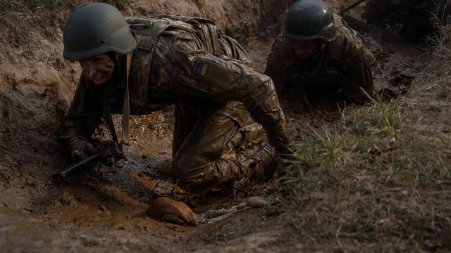 Ukrainian servicemen attend an exercise in Chernihiv region