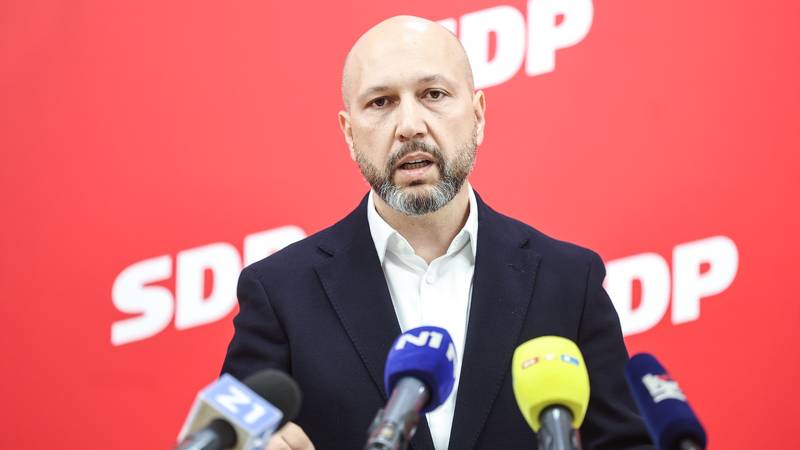Zmajlović opleo po Plenkoviću: ‘Nalaz o mikroplastici već je postojao dok su oni pili vodu...’