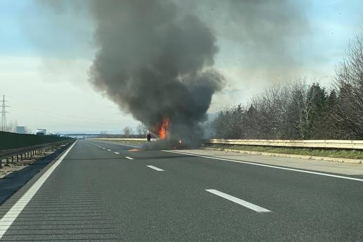 Zapalio se kombi na autoputu