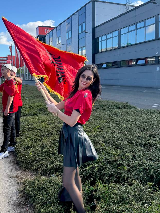 FOTO Obje su joj ispale. Tuga za najljepšu voditeljicu Lige prvaka