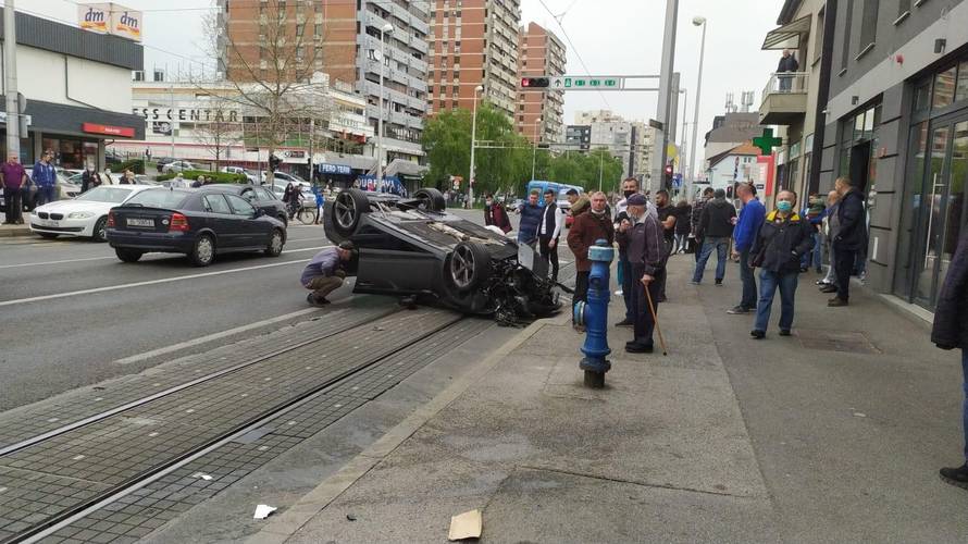 VIDEO Vozača smo izvukli. Imao je samo ogrebotinu kod obrve. Vikao je 'Što sam to napravio?!'