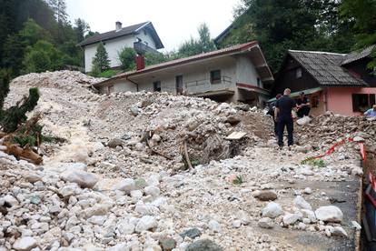 FOTO Odron zatrpao kuće nakon obilnih kiša u Sloveniji, morali su evakuirati ljude iz sela