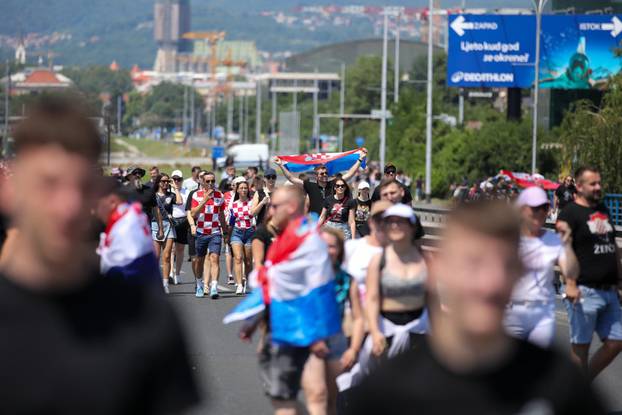 Zagreb: Tisuće fanova Thompsona prolazi Mostom mladosti koji je zatvoren za promet