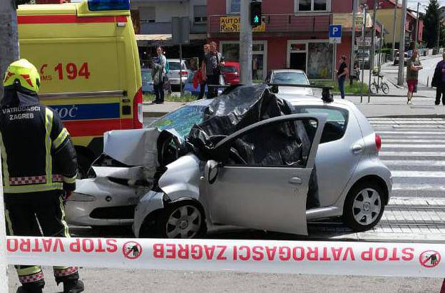 Autom se punom brzinom zabio u stup i pokupio ženu: Vozač je preminuo, pozlilo mu je?