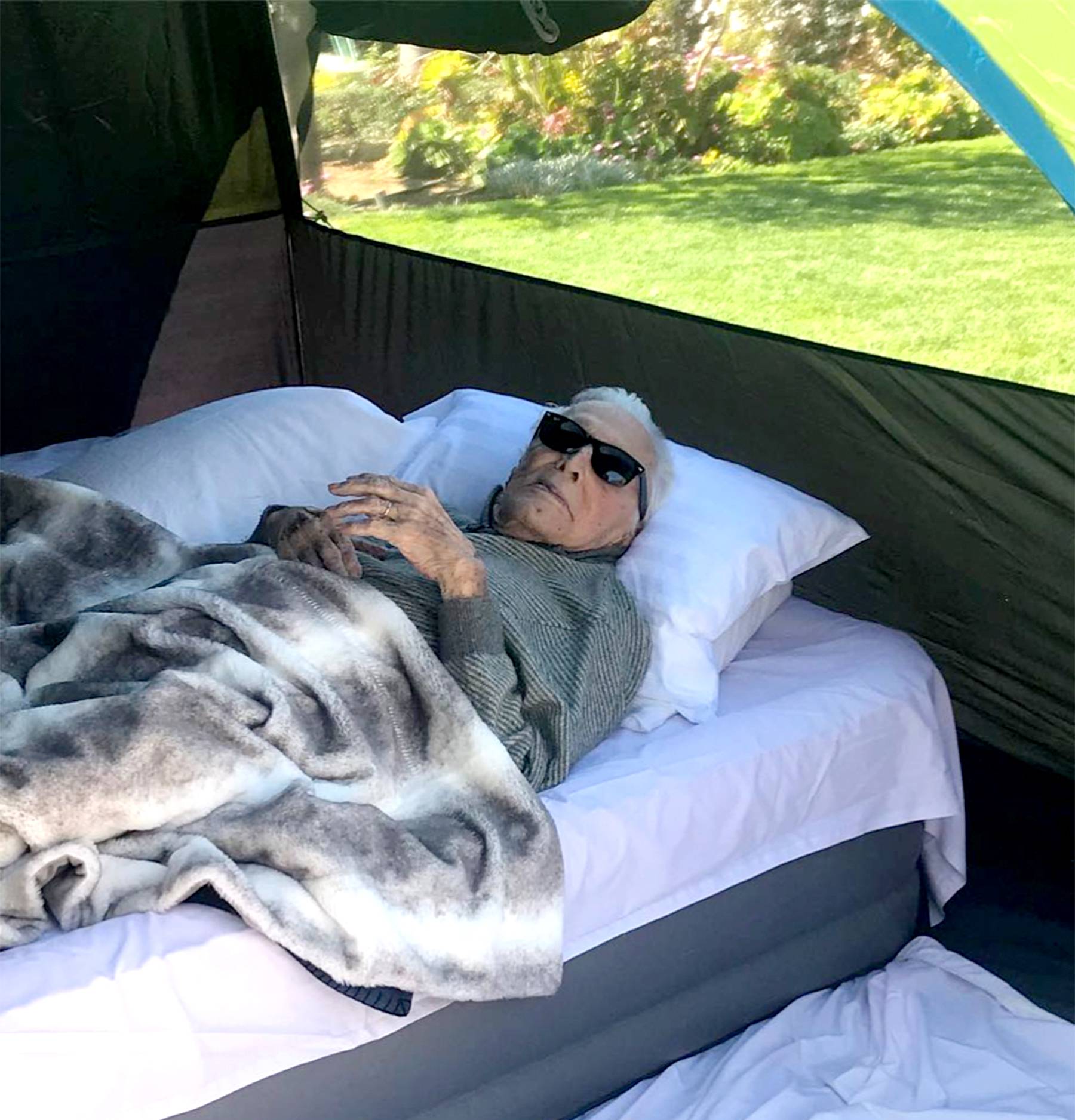 Kirk Douglas (102) kampira u svom šatoru, a unuk ga snima