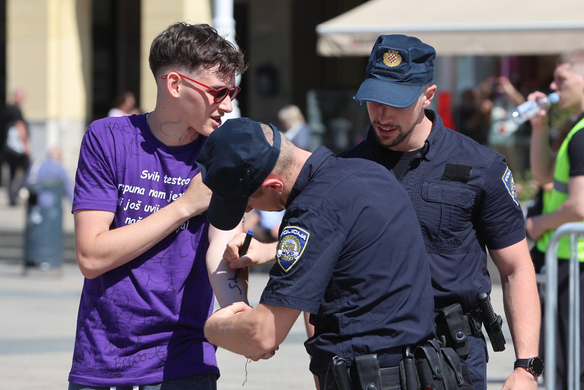 Zagreb: Policajac se maturantu potpisao na ruku