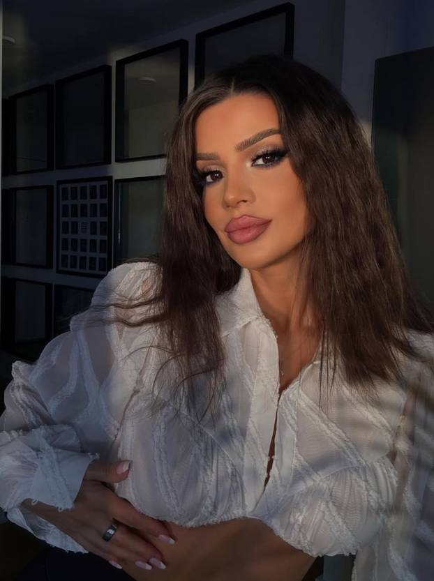 FOTO Svima pokazuje kako se šminkati, a ona je toliko lijepa da joj šminka ni ne treba