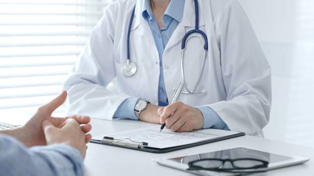 Female,Medical,Professional,Filling,Prescription,,Advising,Patient,On,Health,Issues