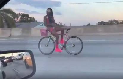 Što je to na autocesti? Polugol muškarac vozio bicikl unatrag!