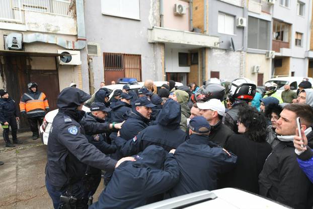 Na većini birališta tijekom lokalnih izbora u Srbiji došlo do incidenata i prosvjeda, intervenirala i policija