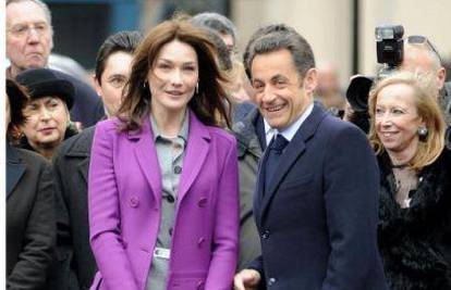 Nicolas Sarkozy pati jer je nizak pa se popeo na prste 