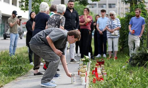 VIDEO 24sata u Grazu: Građani u nevjerici pale svijeće i ostavljaju crteže ispred škole