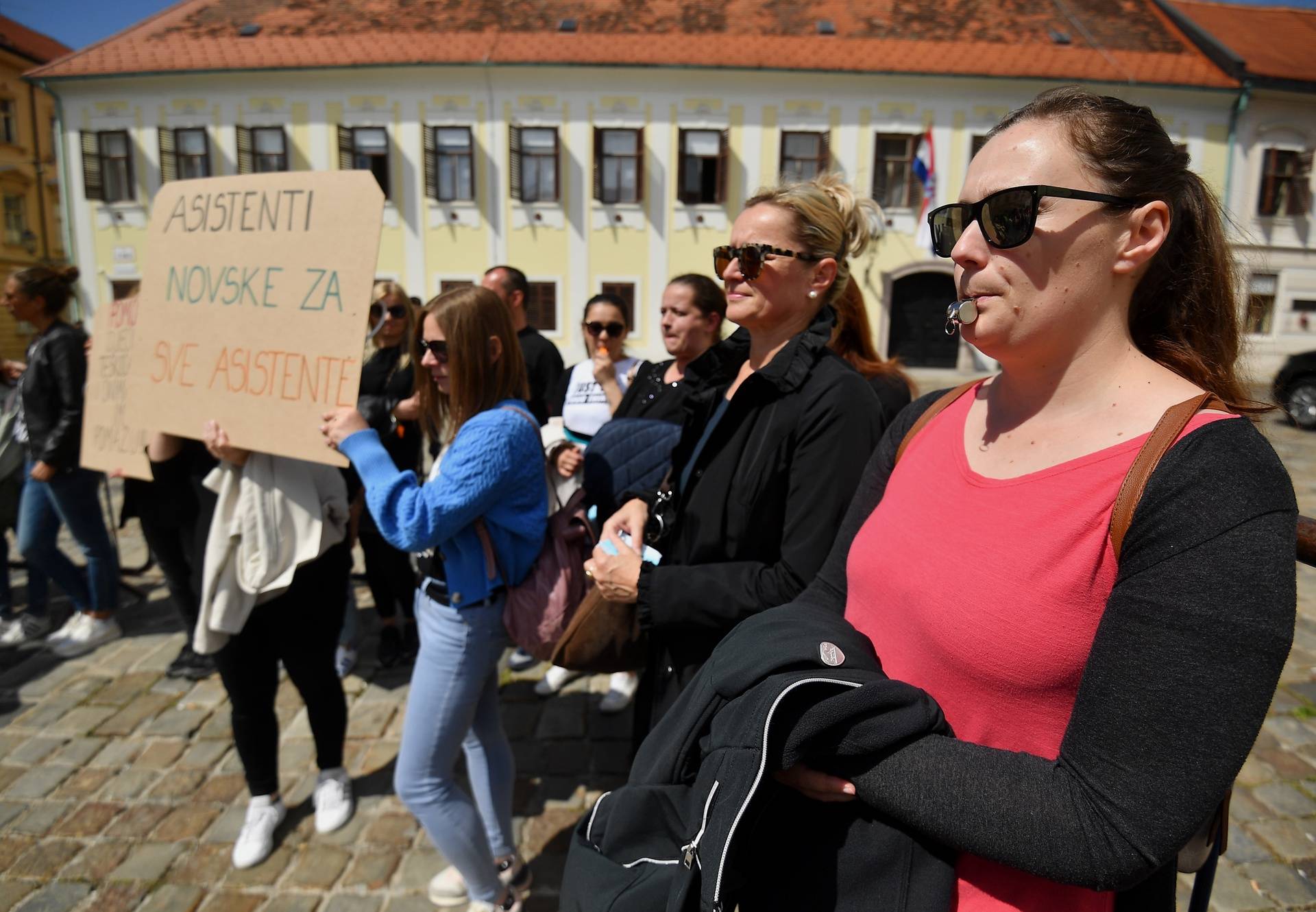 'Bez nas djeca s poteškoćama ne mogu pratiti nastavu, a više su plaćeni berači jabuka...'