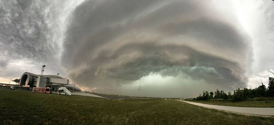 POGLEDAJTE SNIMKU: Vjetar u Zagrebu srušio mega dizalicu!