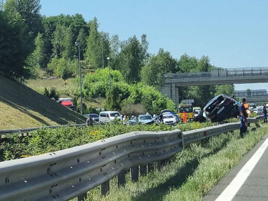 VIDEO Strava na A1: Sudar tri auta stranih tablica, preminuo jedan čovjek, sedam ozlijeđenih