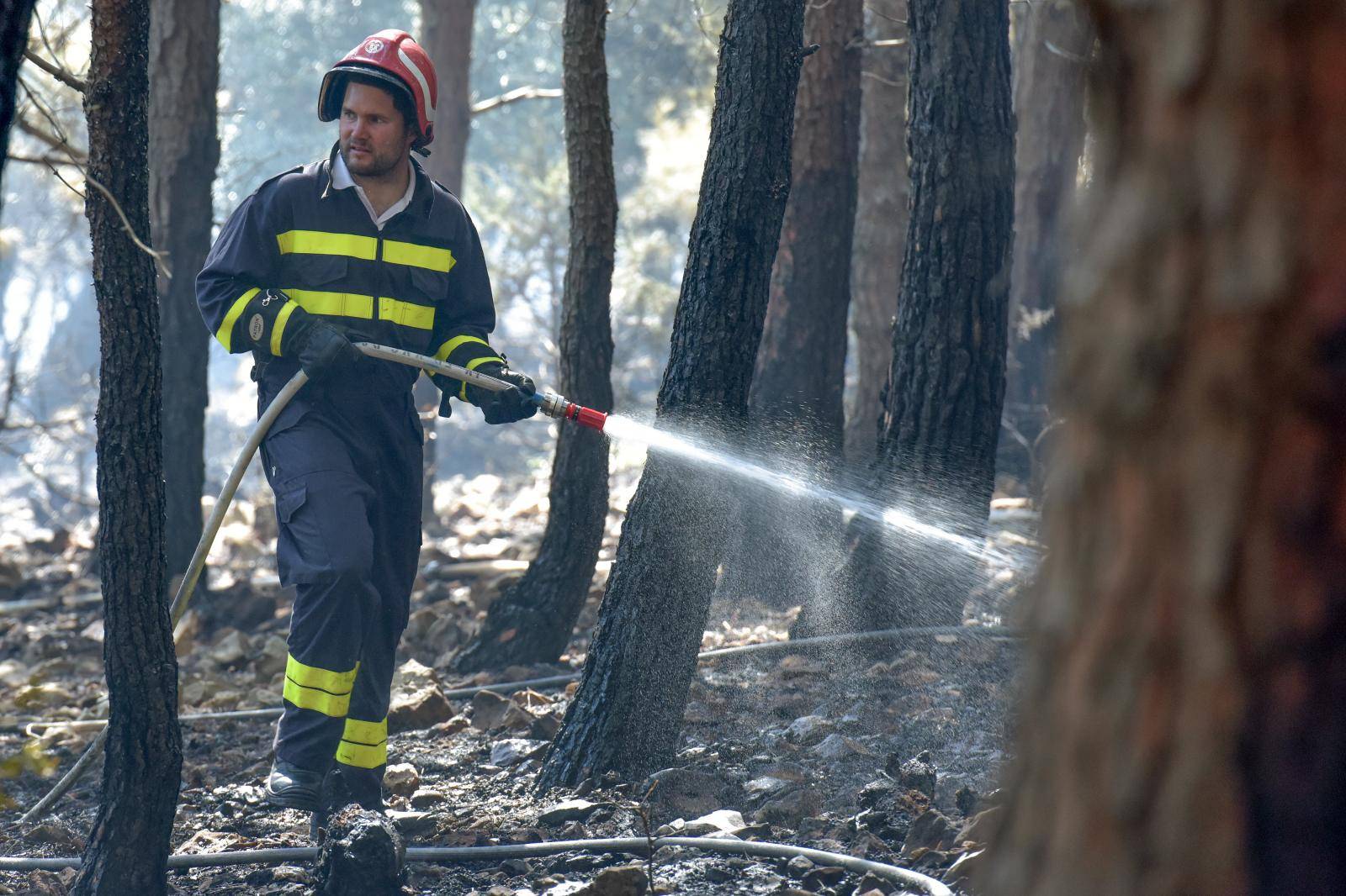 PoÅ¾ar kod Novalje nakon cijele noÄi stavljen pod kontrolu