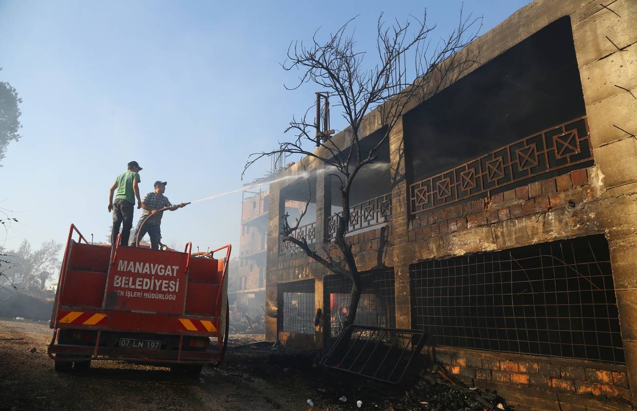 Kaos na jugu Turske: Jedan poginuli, 10 ljudi ostalo zarobljeno u šumskom požaru