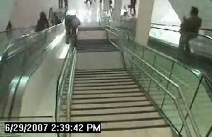 Čovjek pao u rupu između pokretnih stepenica