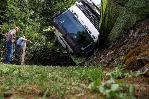 Jastrebarsko: Kamion probio ogradu kuće za odmor