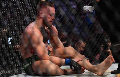 VIDEO McGregoru pukla noga