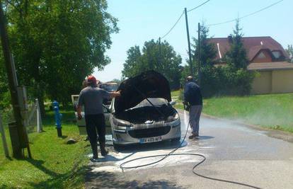 Zapalio mu se auto u vožnji, vatrogasci su ga uspjeli spasiti