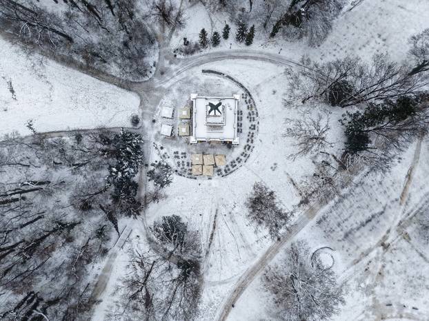 Pogled iz zraka na park Maksimir i njegova jezera tijekom zime