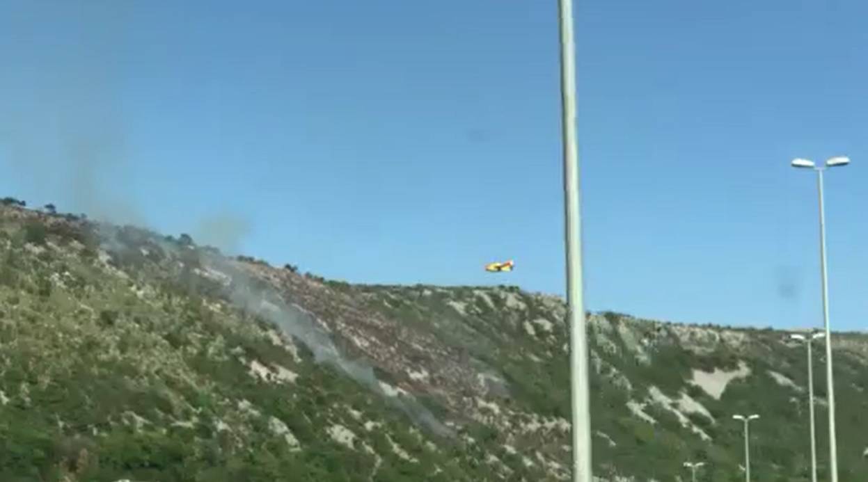 Rijeka: Buknuo je požar, vjetar i težak  teren otežavaju gašenje