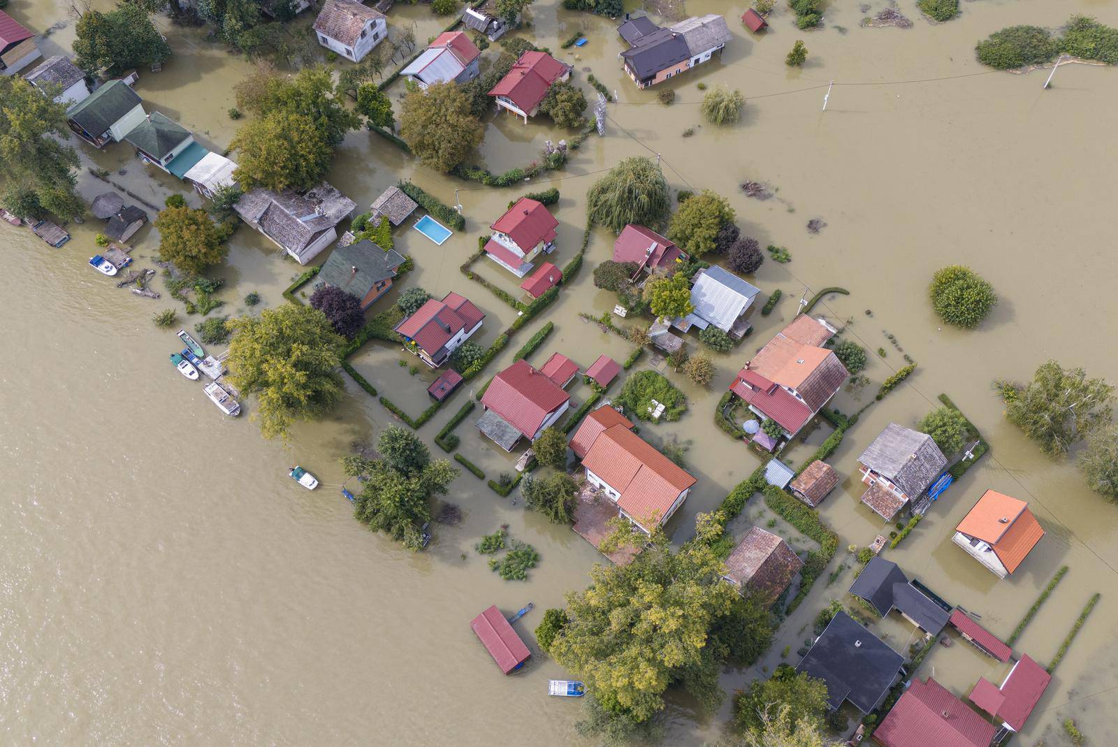 Pogled iz zraka na vikendaško naselje Zeleni otok koje je potpuno poplavljeno