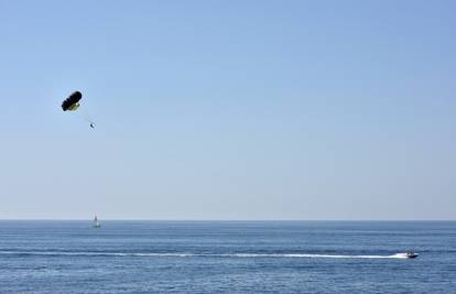 STRAVA U BUDVI Mlada cura iz Srbije poginula na parasailingu