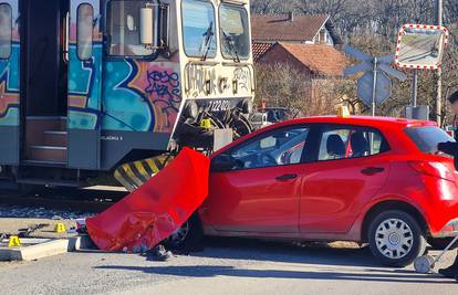 FOTO Vlak naletio na automobil kod Bjelovara: 'Pokušao sam ubaciti u rikverc, ali se ugasio'
